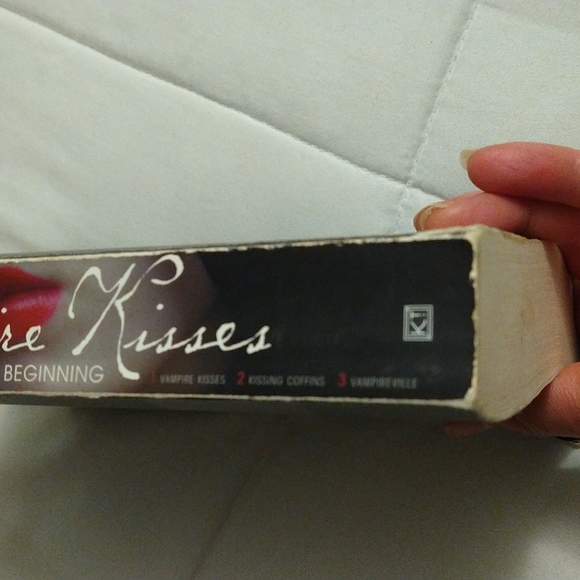 Vampire kisses the beginning by Ellen Schreiber - Picture 17 of 17